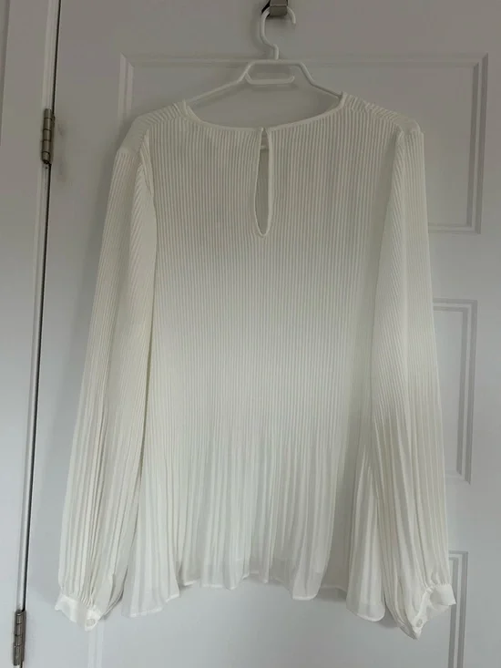 Women's Cream Pleated Long-Sleeve Blouse - Picture 3 of 4